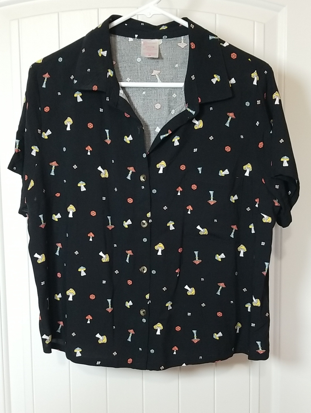 Junior's Short-Sleeve Button-Up Shirt in Black with Mushrooms Size Large (11-13)